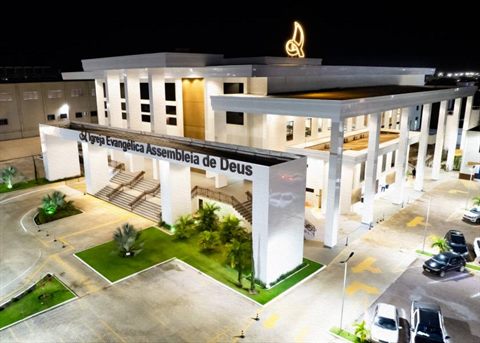 IEADVIL — Igreja Evangélica Assembleia de Deus de Vilhena, vista noturna da fachada iluminada